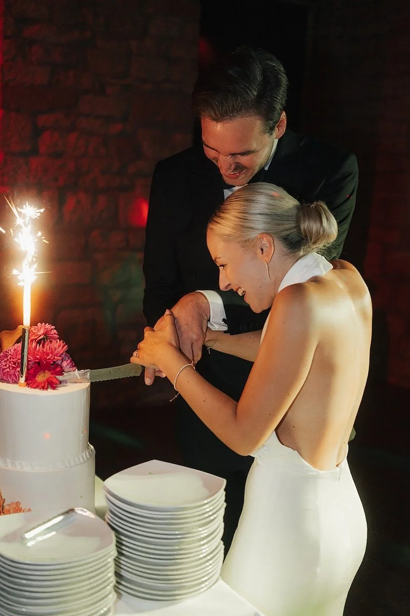 Wedding couple cutting the wedding cake – a moment from a documentary highlight film