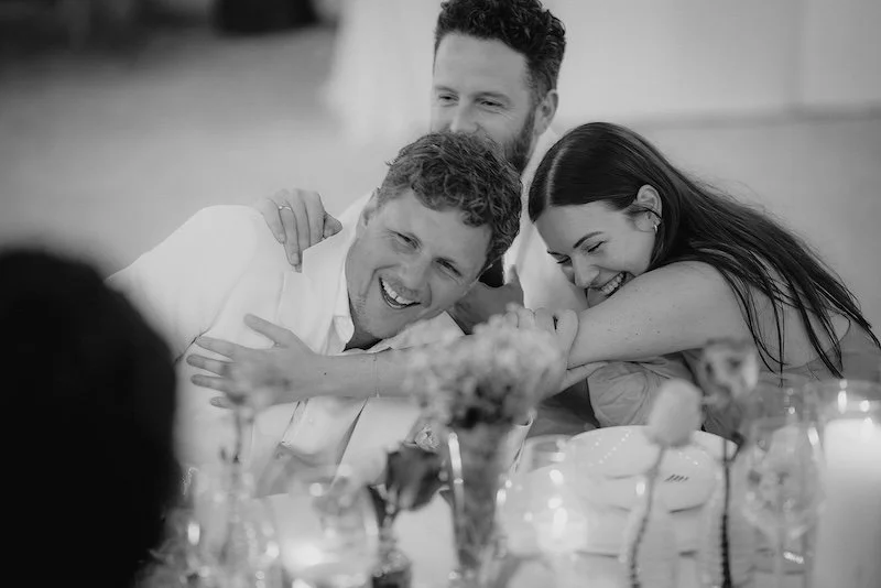 Gäste lachen gemeinsam während eines emotionalen Moments bei der Hochzeit in Apulien