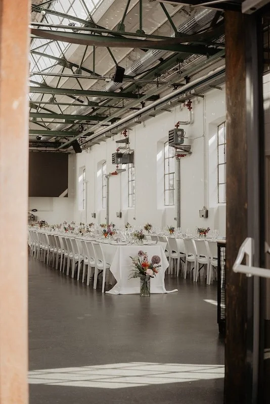 Festlich gedeckte Tafel im Alten Auktionshaus Mainz für eine Hochzeit