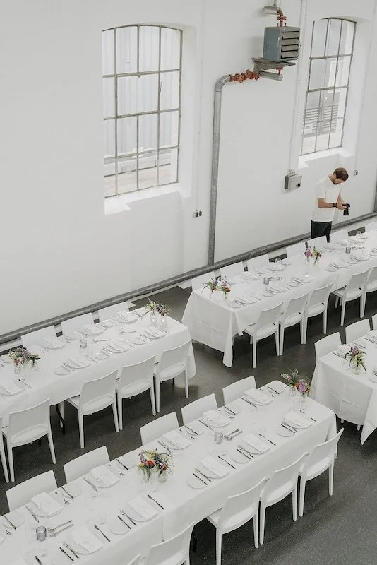 Hochzeitstafeln in der lichtdurchfluteten Eventlocation des Alten Auktionshauses Mainz