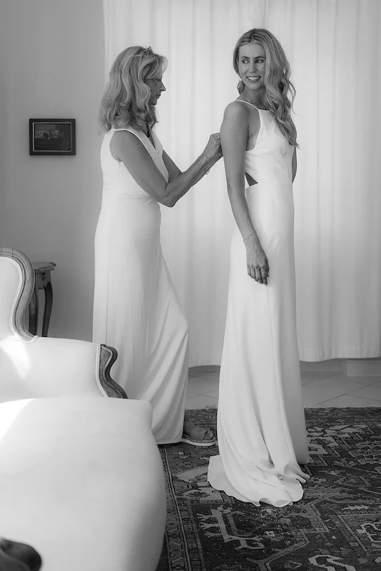 getting ready braut kleid anziehen hilfe detail hochzeitsfotografie mainz
