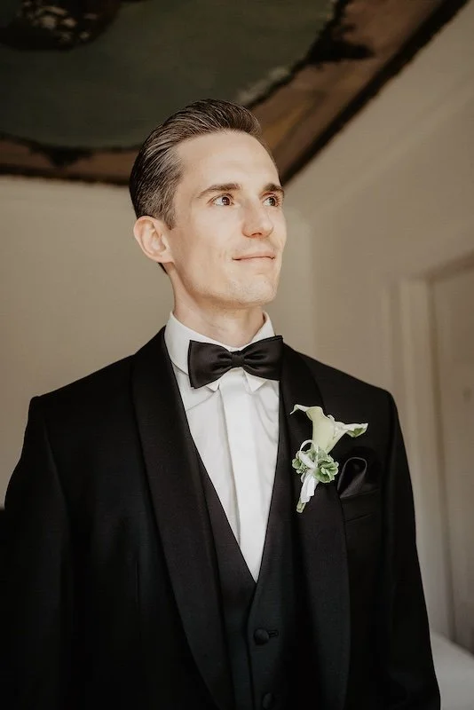 Porträt des Bräutigams in klassischem Anzug, aufgenommen von einem Hochzeitsfotograf Heilbronn