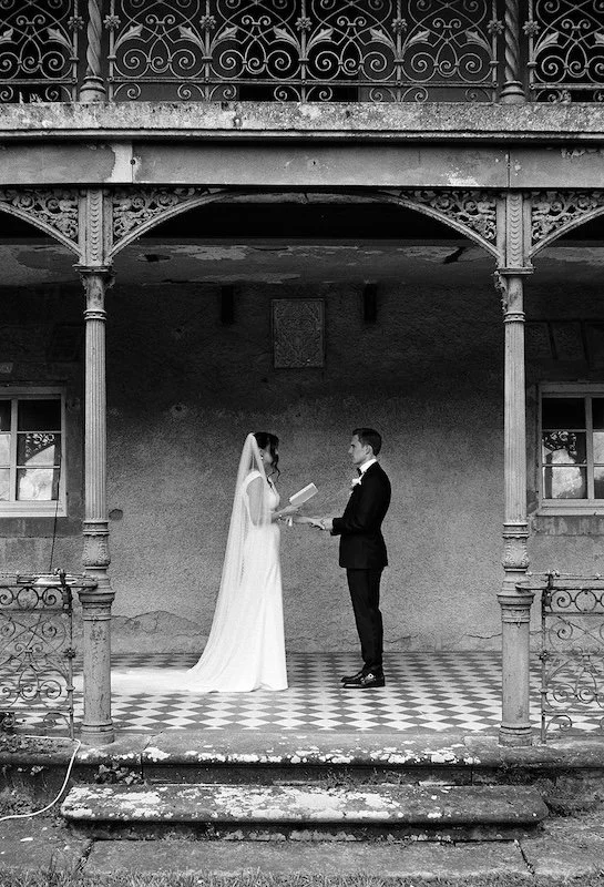 Brautpaar gibt sich das Eheversprechen am Schlossgut Lautenbach, festgehalten vom Hochzeitsfotograf Heilbronn