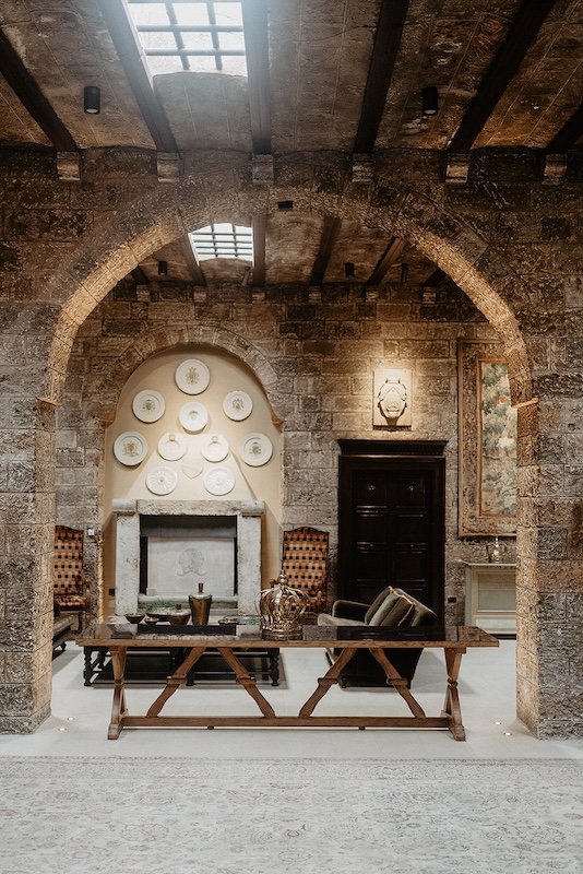 Historischer Saal mit Kamin und alten Möbeln im Castello Monaci, Apulien
