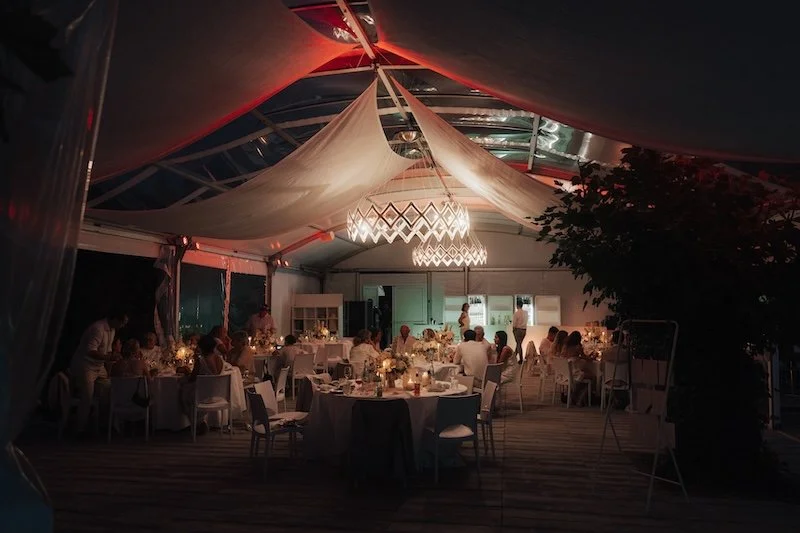 Dinner im Rheinpavillon des Hofgut Nonnenau mit eleganter Tischgestaltung