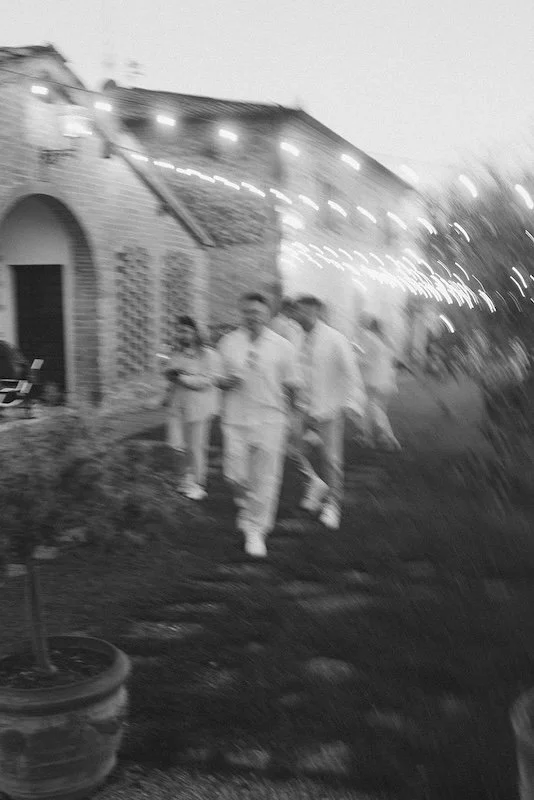 Relaxed evening atmosphere at a multi-day wedding with fairy lights and guests