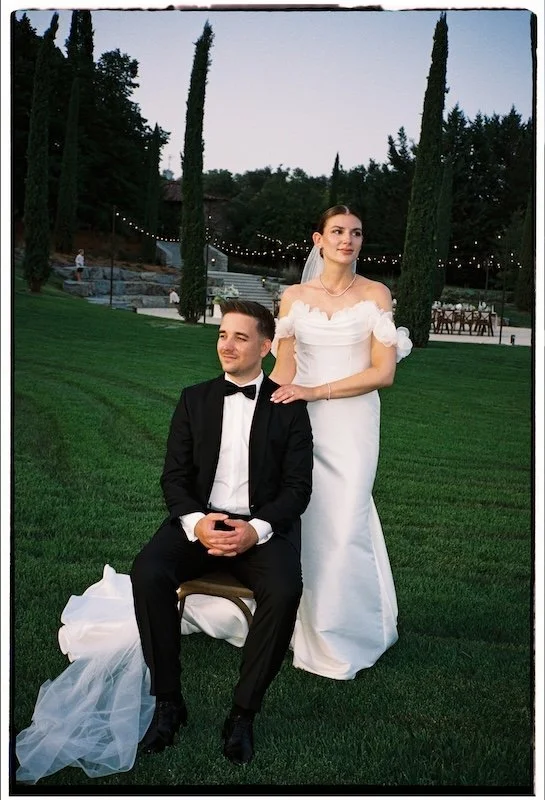Analoges Hochzeitsportrait von Braut und Bräutigam am Abend in der Toskana