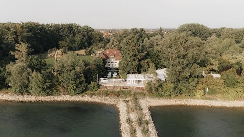 Drohnenaufnahme des Hofgut Nonnenau auf der Rheininsel mit Rheinpavillon und Sonnendeck