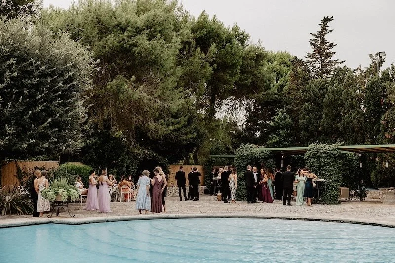 Gäste beim Aperitivo am Pool von Castello Monaci nach der Trauung, Apulien
