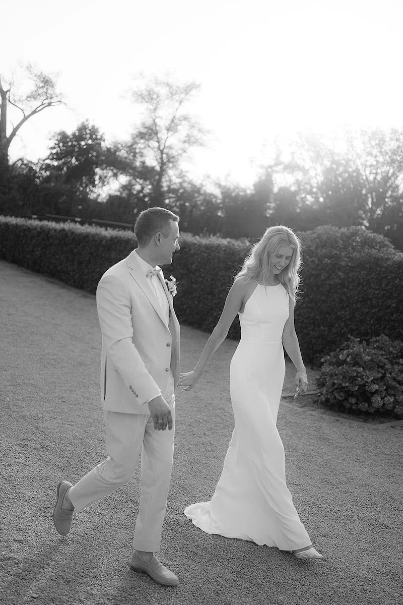 Ungestellte Hochzeitsfotos eines Hochzeitspaares bei einem gemeinsamen Spaziergang während der Hochzeitsreportage