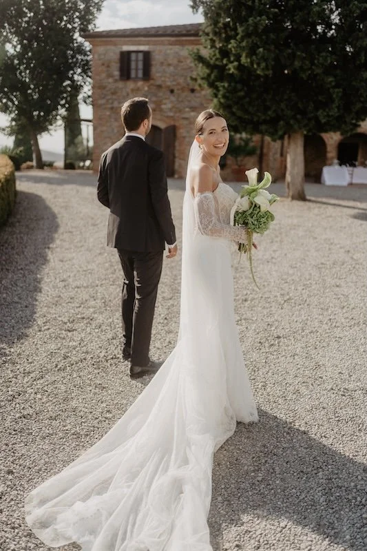Lachende Braut mit Brautstrauß während ihrer Hochzeit in der Villa Boscarello