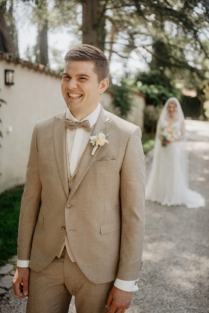 First Look bei einer Hochzeit: Bräutigam wartet auf seine Braut vor der Trauung