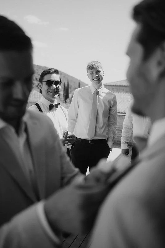Bräutigam und Hochzeitsgäste bei einer entspannten Sommerhochzeit in der Toskana