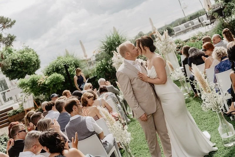 Hochzeitskuss während der freien Trauung aus einem zweiten Blickwinkel