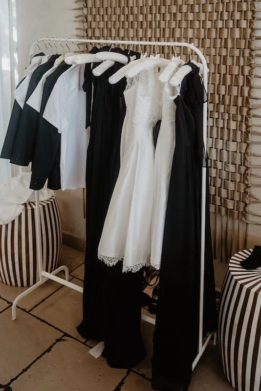 Brautkleid und Anzüge hängen bereit vor dem Getting Ready in Castello Monaci