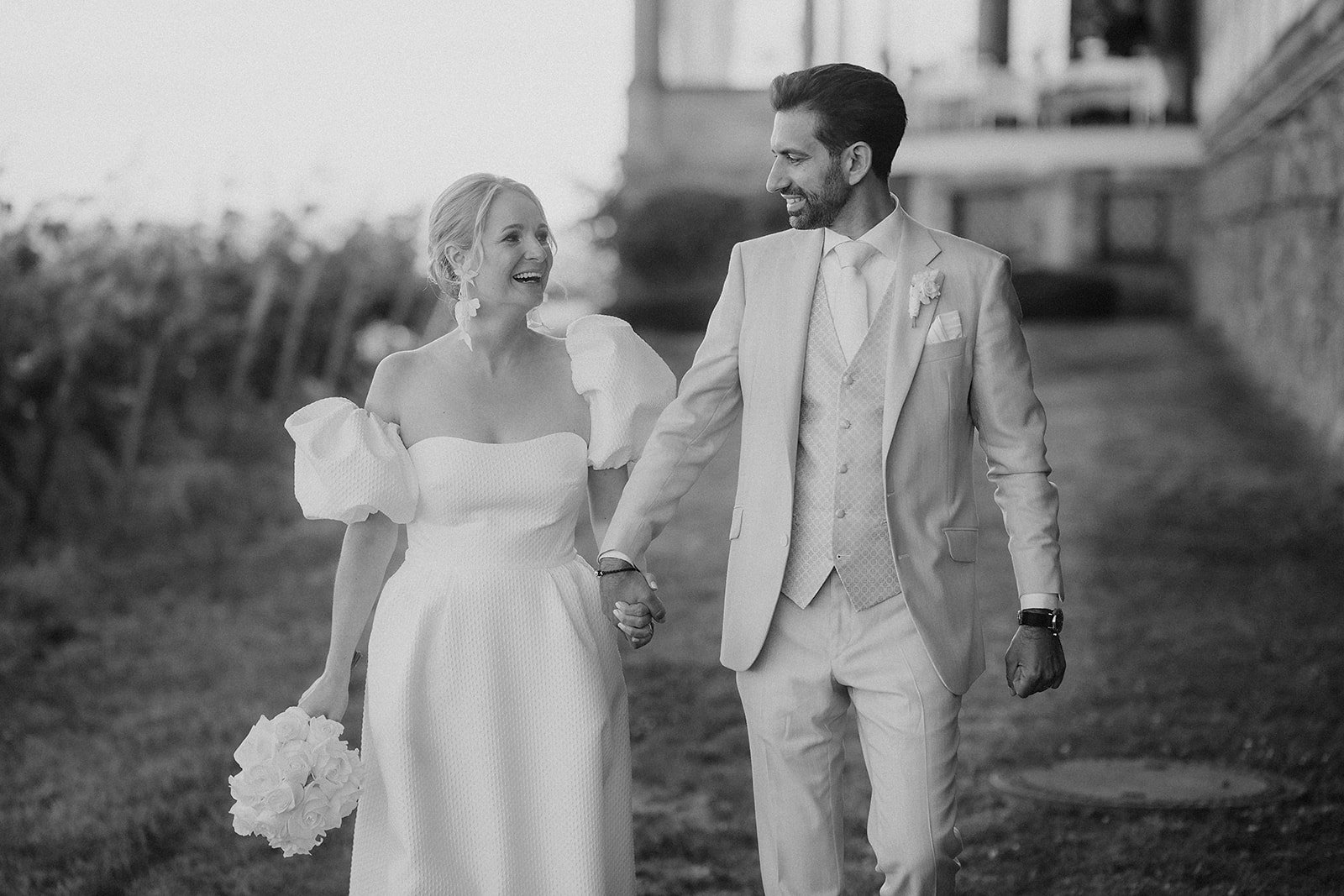 Brautpaar bei Sonnenuntergang in den Weinbergen von Burg Schwarzenstein