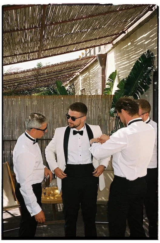 Analoges Foto vom Bräutigam beim Getting Ready mit seinen Freunden bei einer Hochzeit im Castello Monaci in Apulien.