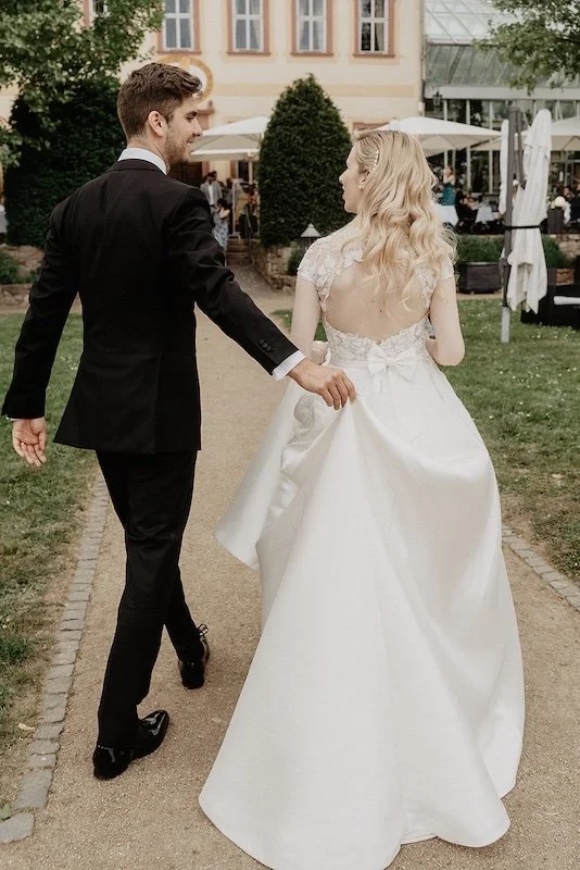 Brautpaar im Garten von Schloss Vollrads im Rheingau