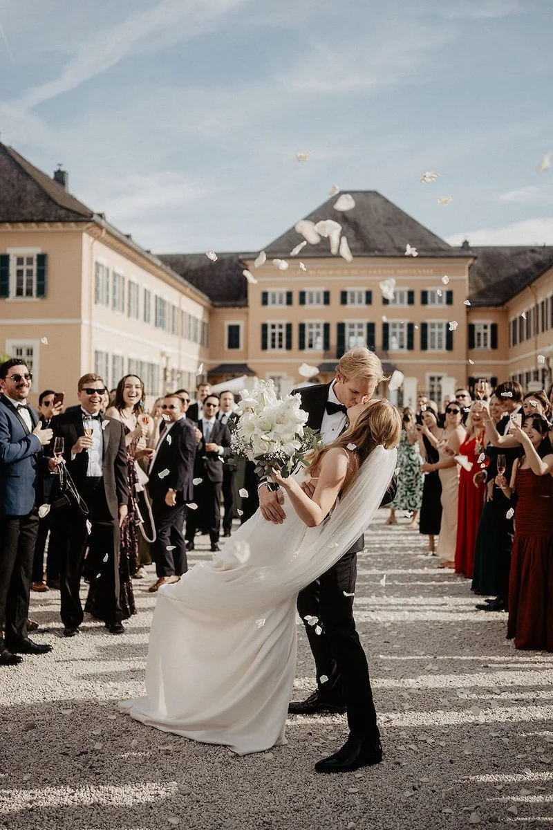 Elegante Hochzeit auf Schloss Johannisberg im Rheingau mit Brautpaar nach der Trauung im Innenhof