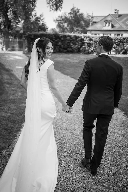 Brautpaar geht Hand in Hand im Schlossgut Lautenbach, festgehalten von einem Hochzeitsfotograf Heilbronn