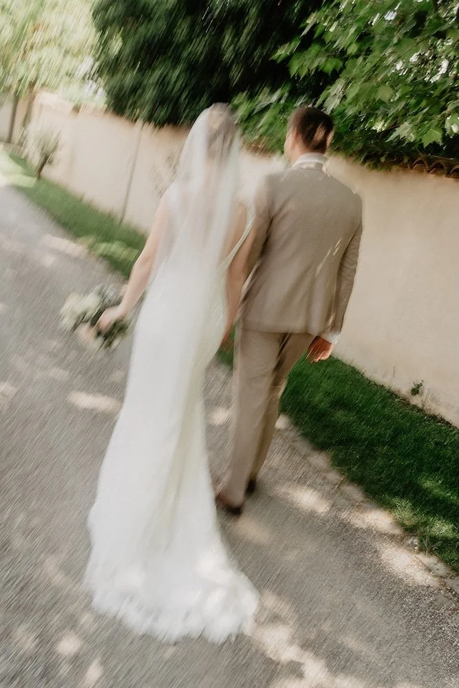 Dokumentarische Aufnahme eines Brautpaares nach dem First Look.