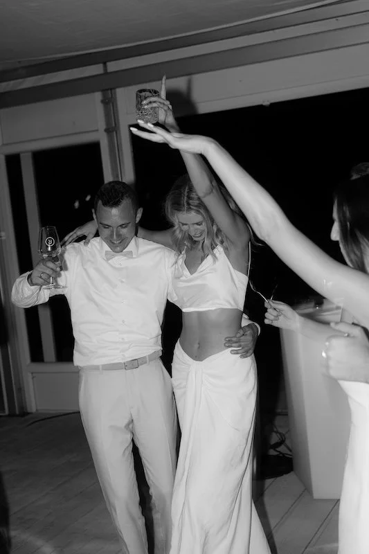 Ausgelassene Hochzeitsfeier im Rheinpavillon des Hofgut Nonnenau am Abend