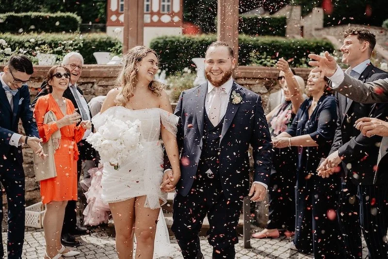 Auszug des Brautpaars im Kloster Eberbach mit Blütenkonfetti
