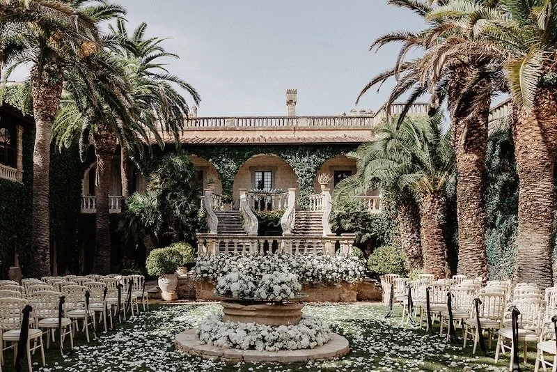 Historische Freitreppe und Brunnen im Garten von Castello Monaci, vorbereitet für die Trauung