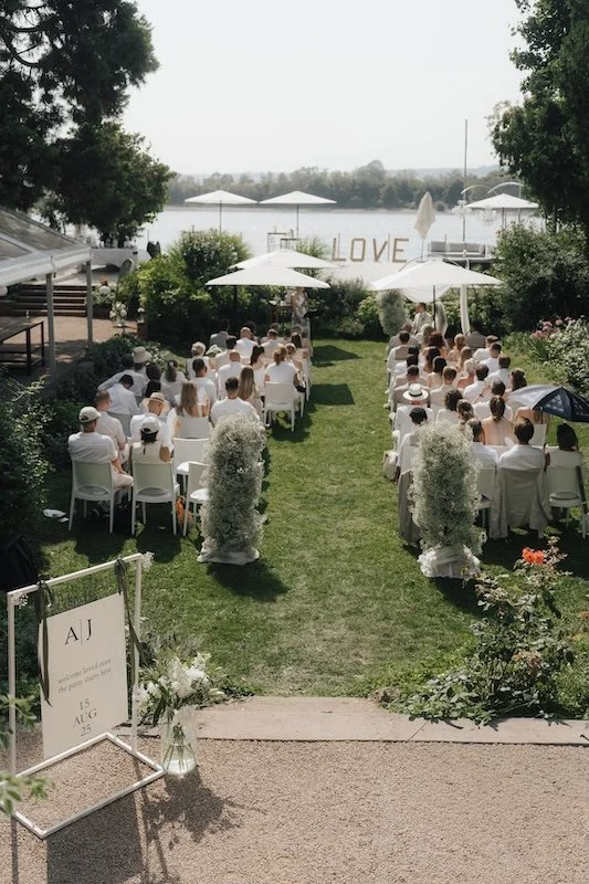 Hochzeitsgesellschaft bei einer freien Trauung im Hofgut Nonnenau mit Blick auf den Rhein