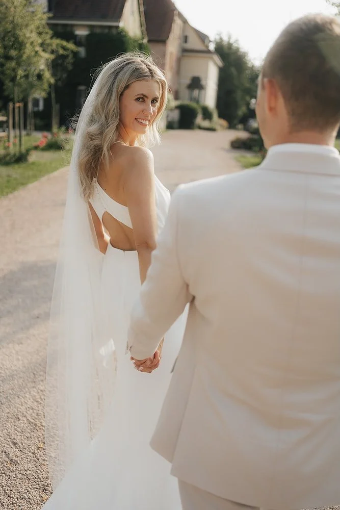 braut blickt über schulter hofgut nonnenau hochzeit mainz