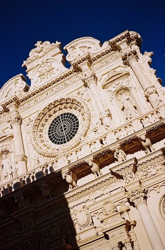 Barocke Kirchenfassade vor strahlend blauem Himmel in der Toskana