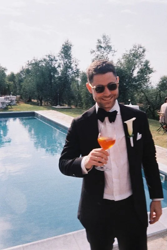 Bräutigam mit Aperitif bei analog fotografierter Hochzeit in der Toskana