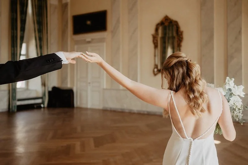 Intimer Moment beim First Look – Hände des Brautpaares berühren sich