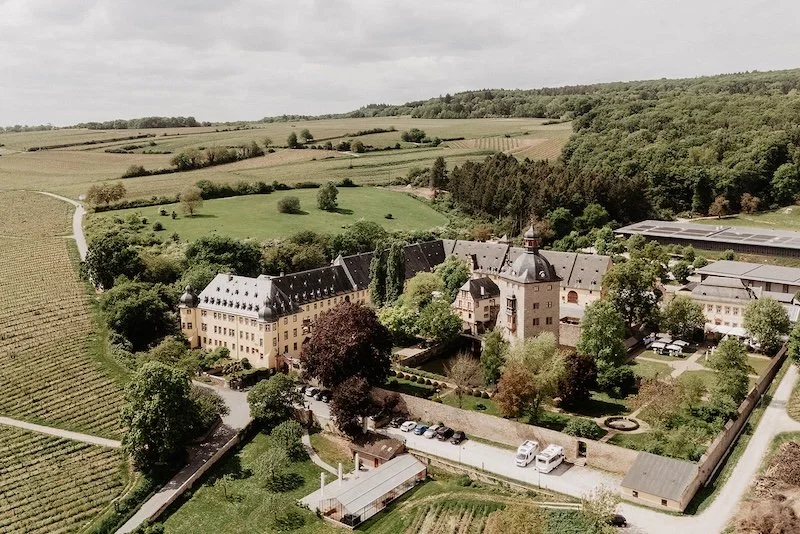 Drohnenaufnahme von Schloss Vollrads im Rheingau