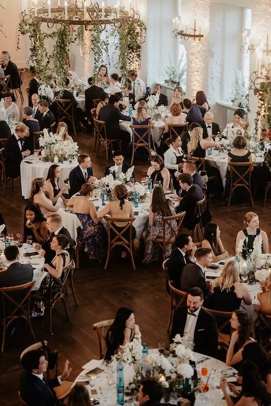 Elegant gedeckte Hochzeitstische bei Abendessen in einer Hochzeitslocation im Rheingau
