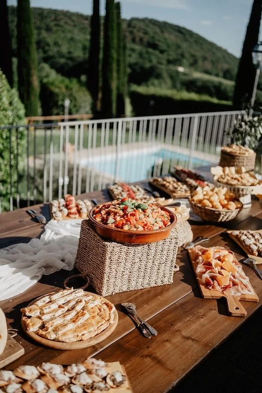 Toskanischer Aperitivo mit regionalen Spezialitäten beim Empfang einer Hochzeit im Agriturismo Belagaggio.