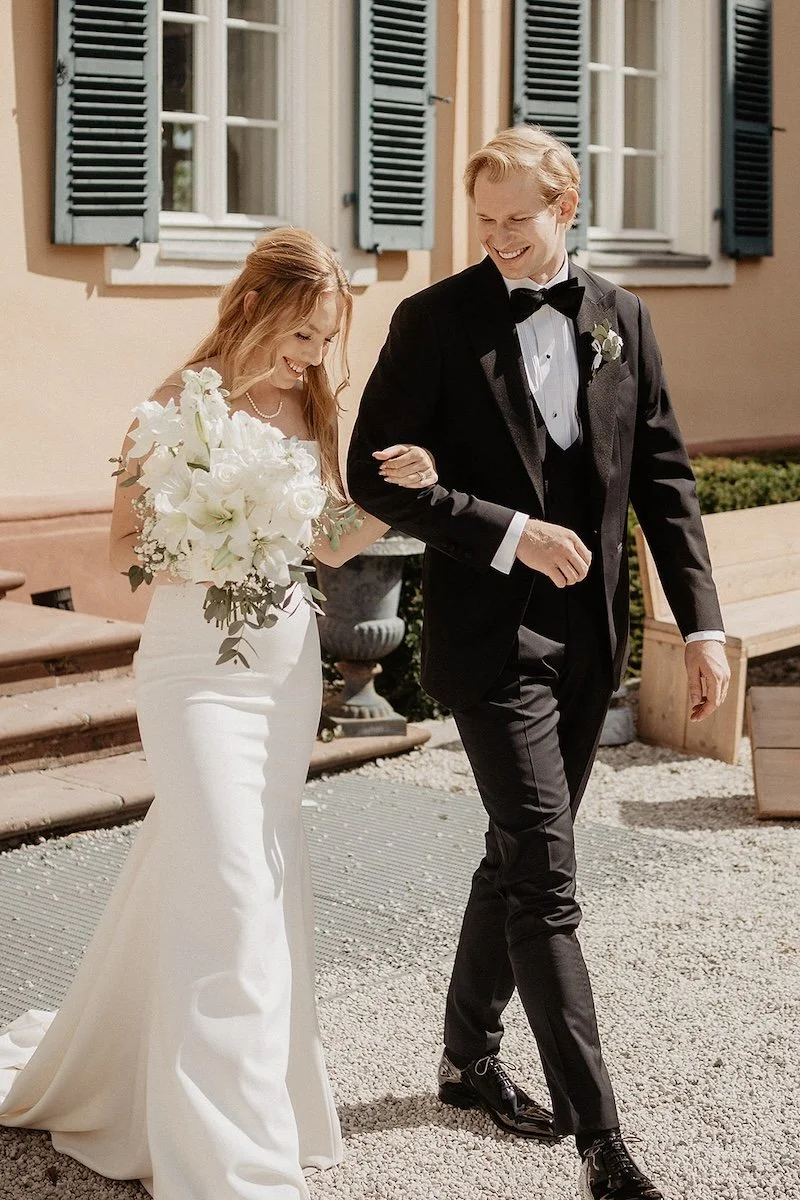 Brautpaar läuft entspannt durch den Innenhof von Schloss Johannisberg im Rheingau bei ihrer Hochzeit