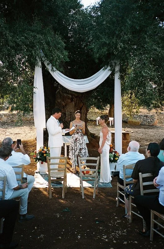 Freie Trauzeremonie in der Masseria Mozzone unter alten Olivenbäumen in Apulien