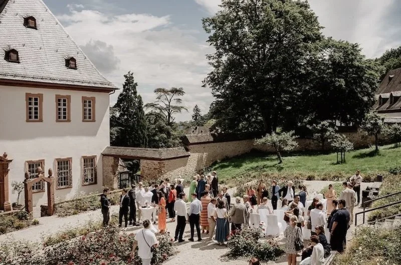 Hochzeit im Innenhof von Kloster Eberbach im Rheingau