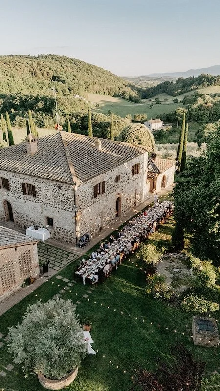 Hochzeit im Agriturismo Belagaggio mit Dinner unter Lichterketten in der toskanischen Hügellandschaft.