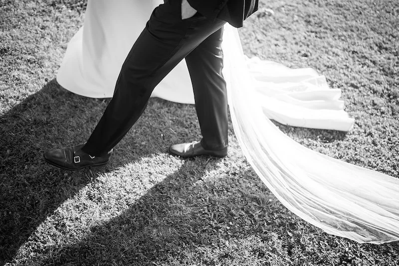 Detailaufnahme vom Brautkleid beim Gehen, elegant festgehalten vom Hochzeitsfotograf Heilbronn auf dem Schlossgut Lautenbach