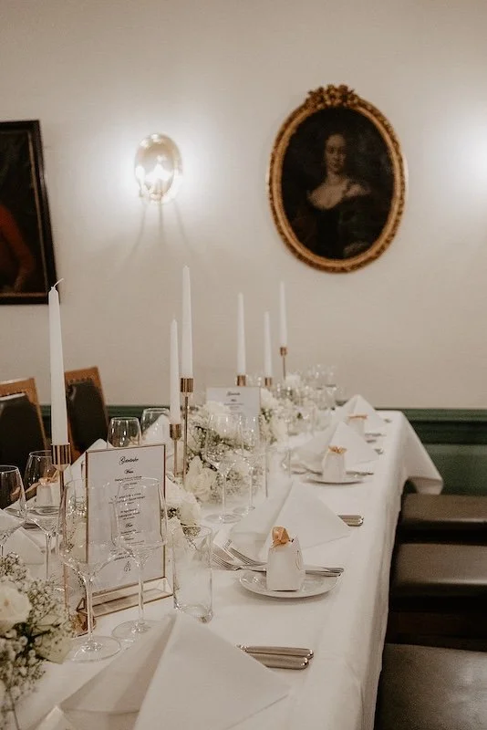 Elegantes Hochzeitsdinner im Gartensaal von Schloss Vollrads