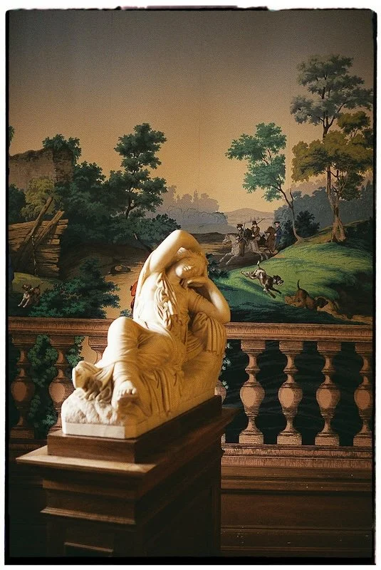 Analoge Detailaufnahme einer historischen Figur auf einer Balustrade im Standesamt des Schloss Philippsruhe in Hanau. Mit einem Kodak Portra 400 35mm Film und einer Leica Minilux 