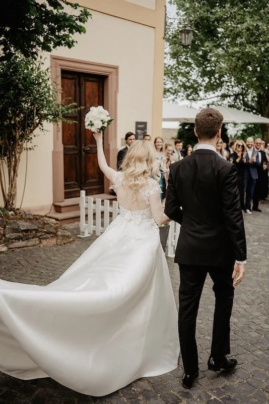 Auszug des Brautpaares im Schlosshof von Vollrads