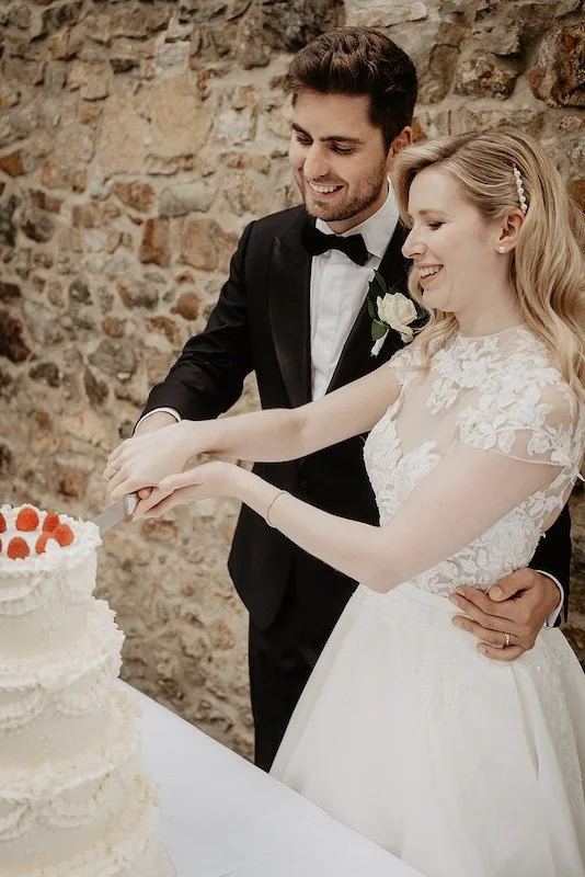 Brautpaar beim Tortenanschnitt auf Schloss Vollrads