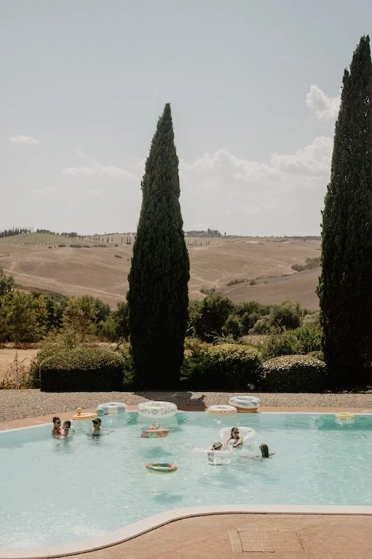 Gäste entspannen am Pool der Villa Boscarello während eines Hochzeitswochenendes in der Toskana