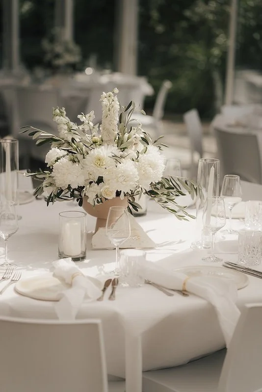 hochzeit tischdekoration blumen weiss elegant hofgut nonnenau mainz