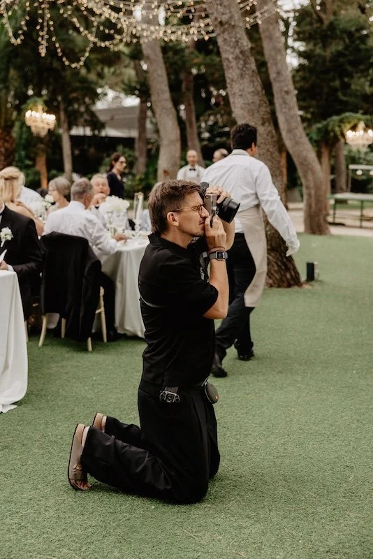 Hochzeitsdinner unter Pinien in Castello Monaci, aus der Perspektive des Hochzeitsfotograf Marco Palmer