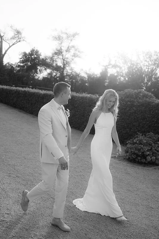 Brautpaar bei Spaziergang während der Hochzeit in der Abendsonne