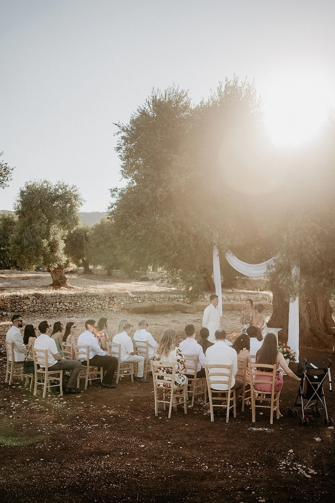 Freie Trauung unter einem Olivenbaum in der Masseria Mozzone